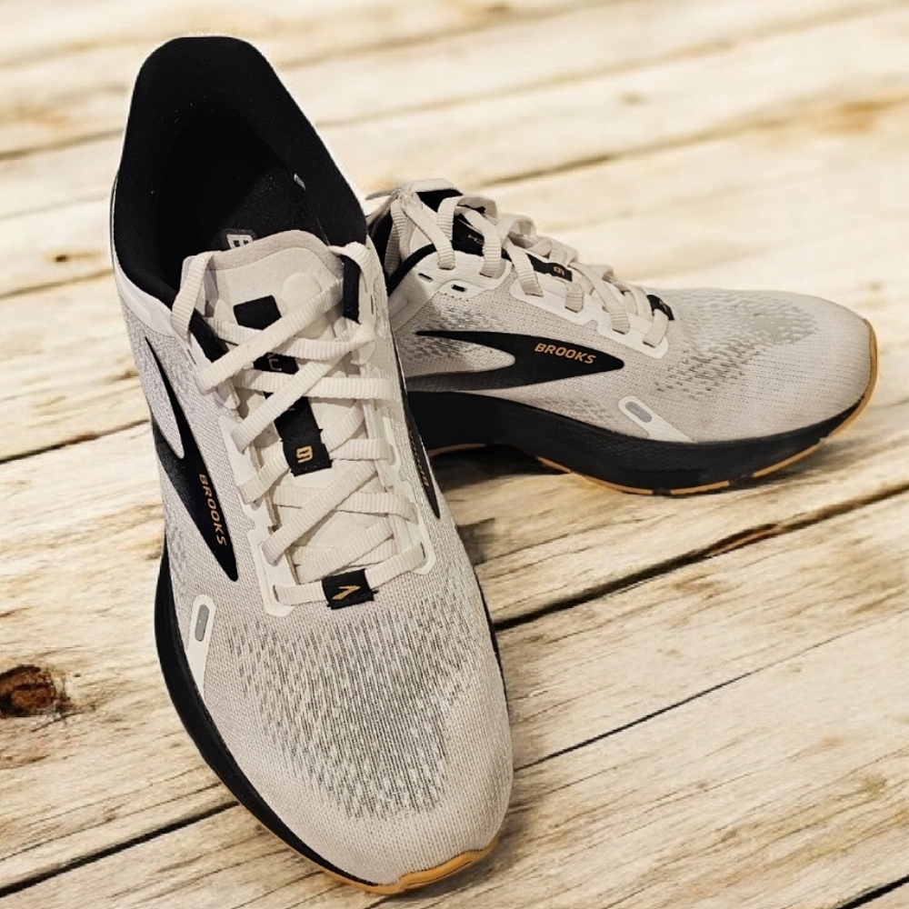 Brooks Launch 9 Womens Athletic Shoes - White and Black -- Size 8